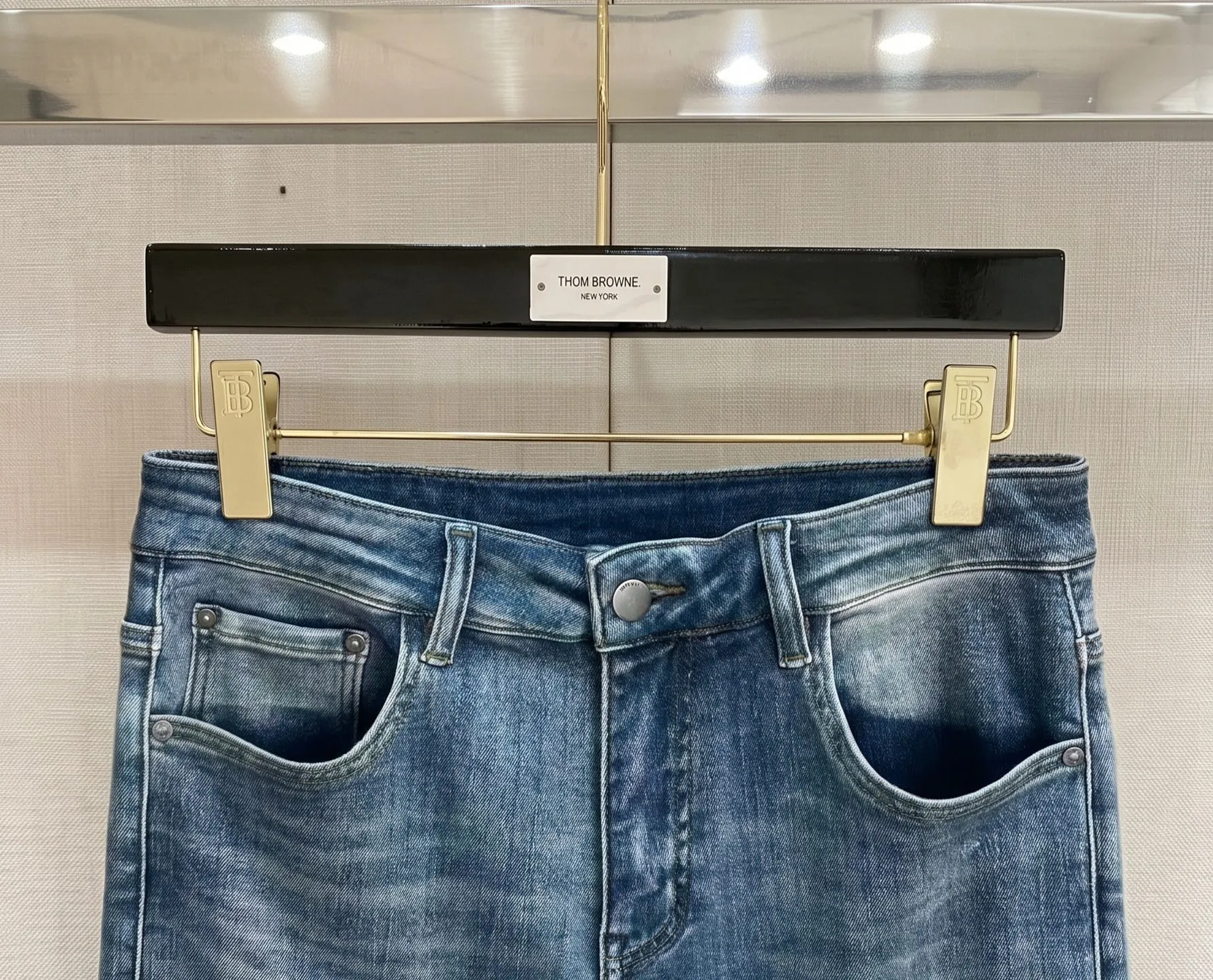 On 2026 spring and summer New Arrival men's jeans are made of imported denim fabrics, heavy-duty and environmentally friendly washing, soft to the touch, and Wear-Resistant. The version is small and straight. Micro-elasticity makes you slim and slim. The details are perfect. The hardware and accessories are selected with high quality. Fine workmanship and extraordinary quality. Sizes: 28-38.